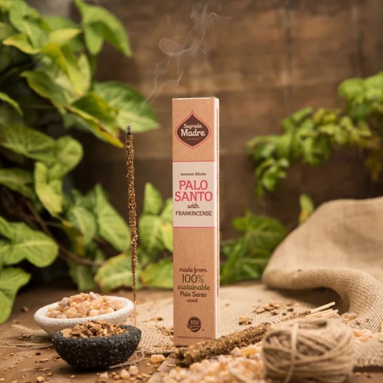 Sagrada Madre Palo Santo z Olibanum – 8 patyczków ręcznie robionych w Argentynie. 100% naturalne, z opadłych gałęzi. Czas palenia ok. 60 min. Oczyszcza, wspiera medytację, wprowadza spokój i duchową harmonię.