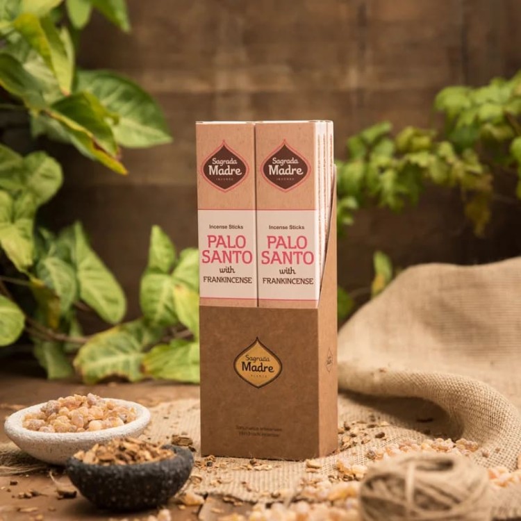 Sagrada Madre Palo Santo z Olibanum – 8 patyczków ręcznie robionych w Argentynie. 100% naturalne, z opadłych gałęzi. Czas palenia ok. 60 min. Oczyszcza, wspiera medytację, wprowadza spokój i duchową harmonię.