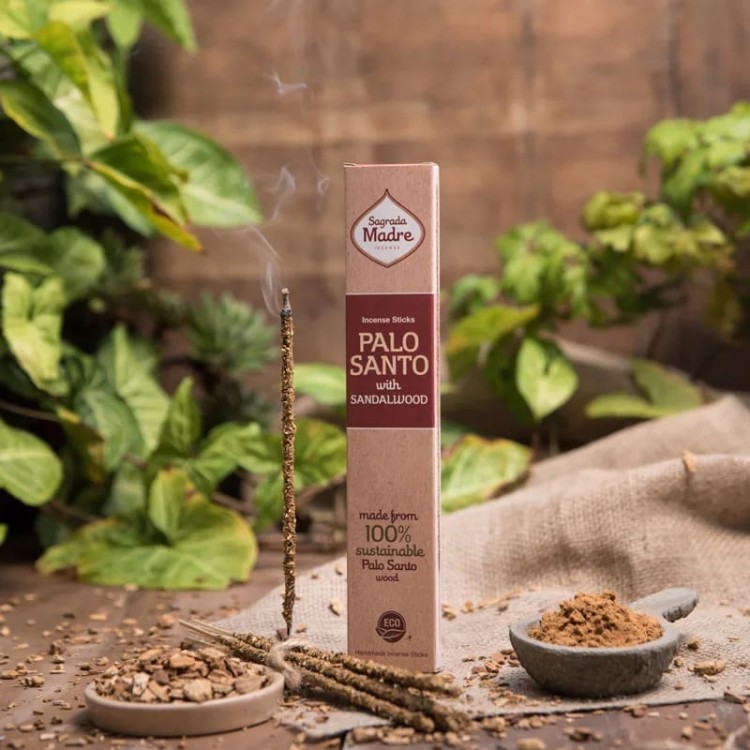 Sagrada Madre Palo Santo z Drzewem Sandałowym – 8 patyczków ręcznie robionych w Argentynie. 100% naturalne. Czas palenia ok. 60 min. Oczyszcza, uspokaja, wspiera medytację i harmonizuje przestrzeń.