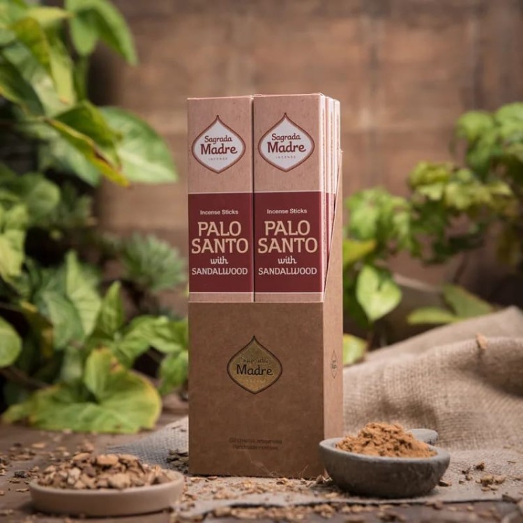 Sagrada Madre Palo Santo z Drzewem Sandałowym – 8 patyczków ręcznie robionych w Argentynie. 100% naturalne. Czas palenia ok. 60 min. Oczyszcza, uspokaja, wspiera medytację i harmonizuje przestrzeń.