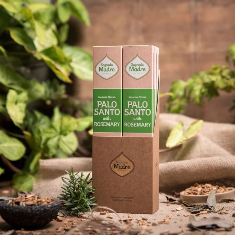 Sagrada Madre Palo Santo z Rozmarynem – 8 patyczków ręcznie robionych w Argentynie. 100% naturalne. Czas palenia ok. 60 min. Oczyszcza, wspiera koncentrację, dodaje energii i wypełnia przestrzeń świeżym, ziołowo-drzewnym aromatem.