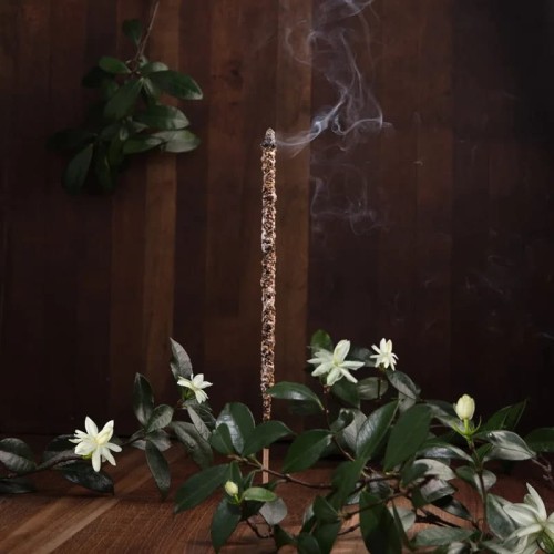 Sagrada Madre Palo Santo z Jaśminem – 8 patyczków ręcznie robionych w Argentynie. 100% naturalne. Czas palenia ok. 60 min. Oczyszcza aurę, relaksuje, wprowadza harmonię i otula przestrzeń ciepłym, kwiatowo-drzewnym aromatem.