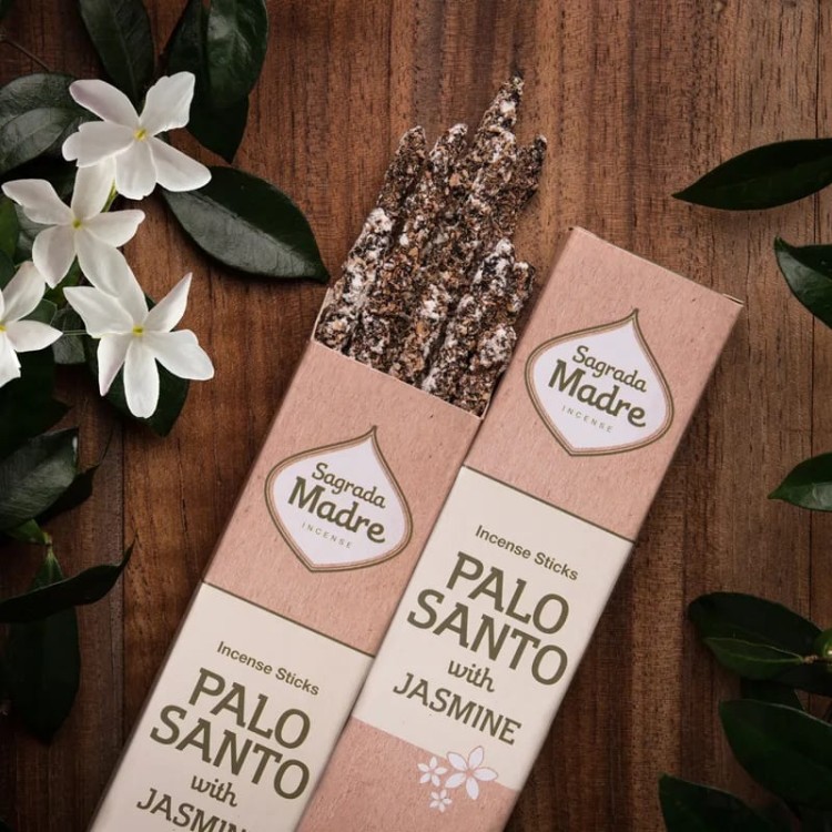 Sagrada Madre Palo Santo z Jaśminem – 8 patyczków ręcznie robionych w Argentynie. 100% naturalne. Czas palenia ok. 60 min. Oczyszcza aurę, relaksuje, wprowadza harmonię i otula przestrzeń ciepłym, kwiatowo-drzewnym aromatem.