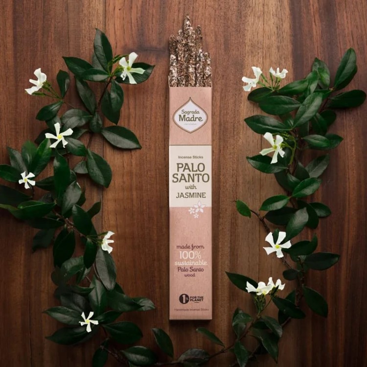 Sagrada Madre Palo Santo z Jaśminem – 8 patyczków ręcznie robionych w Argentynie. 100% naturalne. Czas palenia ok. 60 min. Oczyszcza aurę, relaksuje, wprowadza harmonię i otula przestrzeń ciepłym, kwiatowo-drzewnym aromatem.