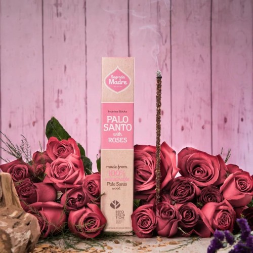 Sagrada Madre Palo Santo z Różą – 8 patyczków ręcznie robionych w Argentynie. 100% naturalne. Czas palenia ok. 60 min. Kwiatowy aromat róży i oczyszczająca moc Palo Santo wspierają miłość, harmonię i relaks, wypełniając przestrzeń ciepłym zapachem natury.