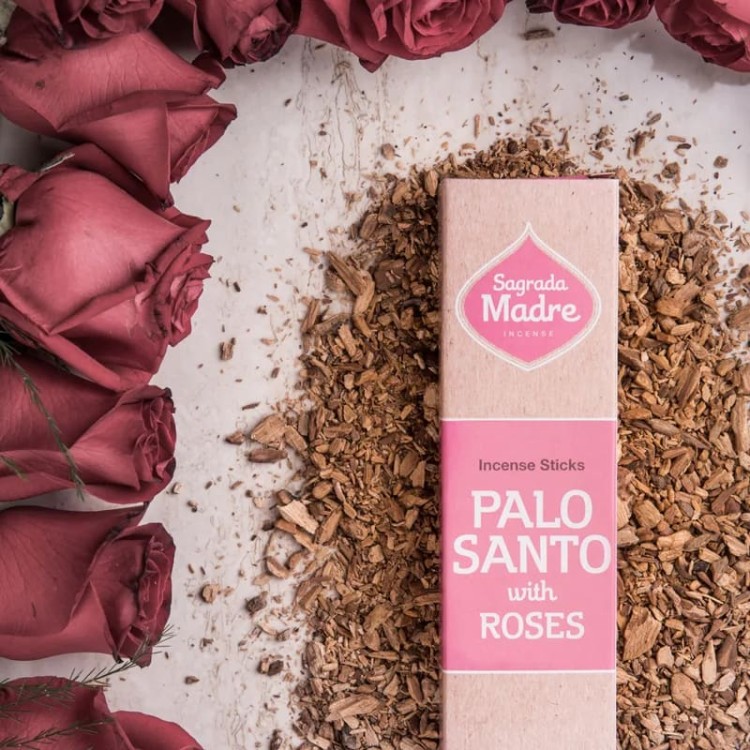 Sagrada Madre Palo Santo z Różą – 8 patyczków ręcznie robionych w Argentynie. 100% naturalne. Czas palenia ok. 60 min. Kwiatowy aromat róży i oczyszczająca moc Palo Santo wspierają miłość, harmonię i relaks, wypełniając przestrzeń ciepłym zapachem natury.