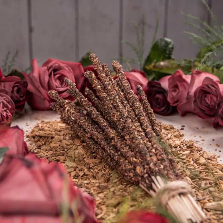 Sagrada Madre Palo Santo z Różą – 8 patyczków ręcznie robionych w Argentynie. 100% naturalne. Czas palenia ok. 60 min. Kwiatowy aromat róży i oczyszczająca moc Palo Santo wspierają miłość, harmonię i relaks, wypełniając przestrzeń ciepłym zapachem natury.