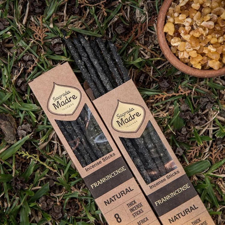 Sagrada Madre Frankincense – ręcznie robione kadzidło z Argentyny. 8 patyczków, czas palenia ok. 60 min. Naturalna żywica olibanum oczyszcza przestrzeń, wspiera medytację i tworzy duchową atmosferę. Ekologiczne opakowanie, 100% naturalne składniki.