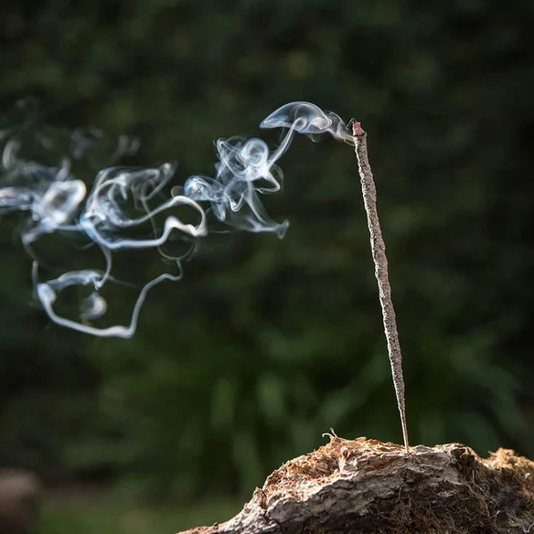 Ręcznie robione kadzidło Sagrada Madre Natural Yagra – 8 patyczków o cytrusowym aromacie, przyciągające dobrobyt i pozytywną energię, idealne do medytacji i rytuałów obfitości.