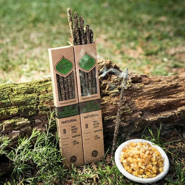 Sagrada Madre Naturalne Kadzidło z rutą, rozmarynem i olibanum – 8 patyczków o ziemistym aromacie, oczyszczających i chroniących przestrzeń, idealnych do medytacji i rytuałów harmonii.