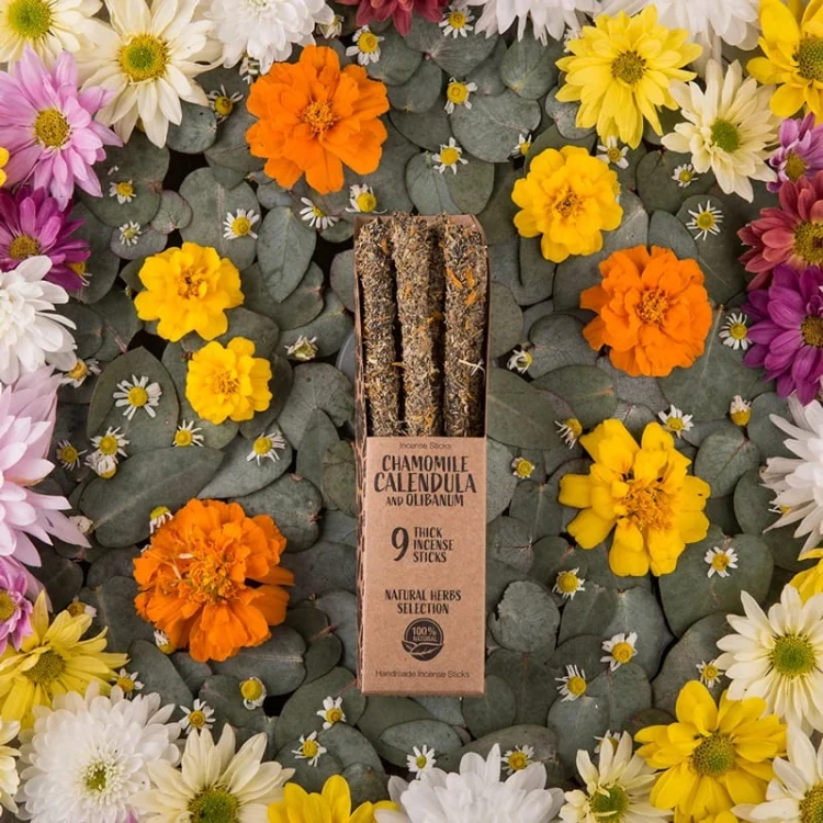 Sagrada Madre Naturalne Kadzidło z Nagietka, Rumianku i Olibanum – 9 patyczków ręcznie robionych, o kwiatowo-żywicznym aromacie, wspierających harmonię, spokój i kreatywność.