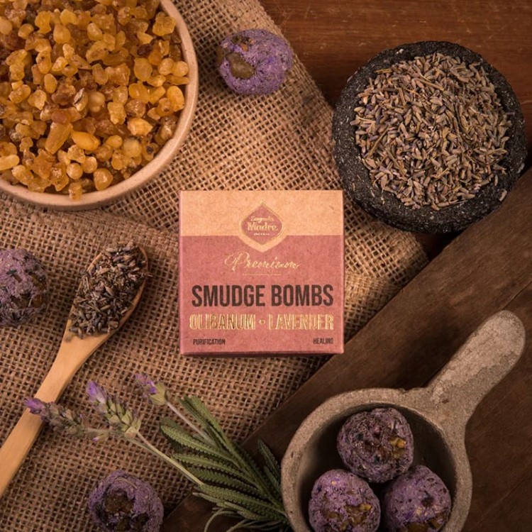 Sagrada Madre Premium Smudge Bomb Olibanum i Lawenda – ręcznie robione bomby oczyszczające z żywicy olibanum i lawendy. Usuwają negatywną energię, relaksują i harmonizują przestrzeń. Idealne do medytacji, jogi i codziennego odprężenia.