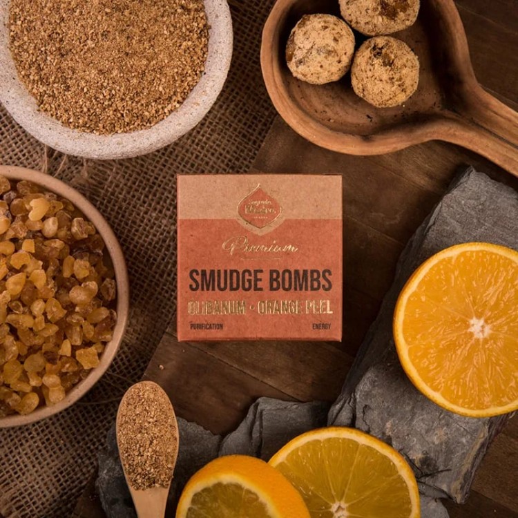 Sagrada Madre Premium Smudge Bomb Olibanum i Pomarańcza – ręcznie robione bomby oczyszczające z żywicy olibanum, skórki pomarańczy i sosny. Dodają świeżości, harmonii i energii. Idealne do medytacji, rytuałów i oczyszczania przestrzeni.