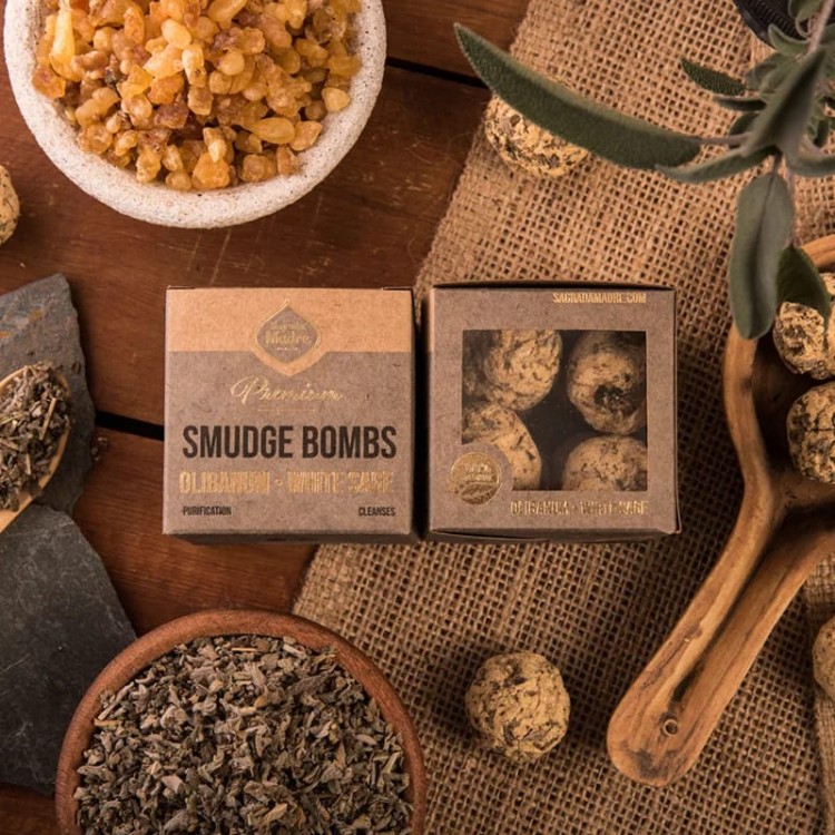 Sagrada Madre Premium Smudge Bombs – 8 sztuk naturalnych bomb z olibanum i białą szałwią. Ręcznie robione w Argentynie, 100% naturalne, Fair Trade. Oczyszczają energię, wspierają spokój i harmonię w medytacjach i rytuałach.