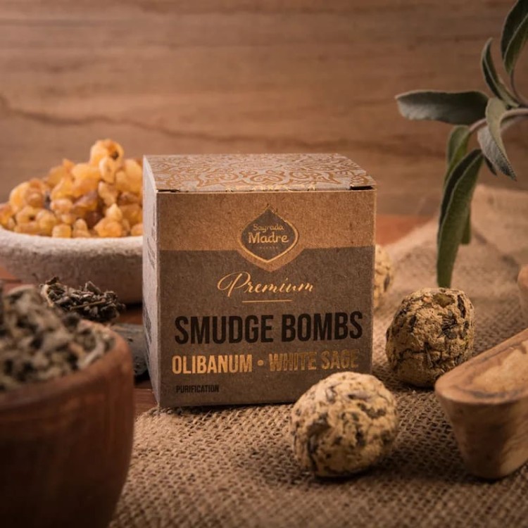 Sagrada Madre Premium Smudge Bombs – 8 sztuk naturalnych bomb z olibanum i białą szałwią. Ręcznie robione w Argentynie, 100% naturalne, Fair Trade. Oczyszczają energię, wspierają spokój i harmonię w medytacjach i rytuałach.