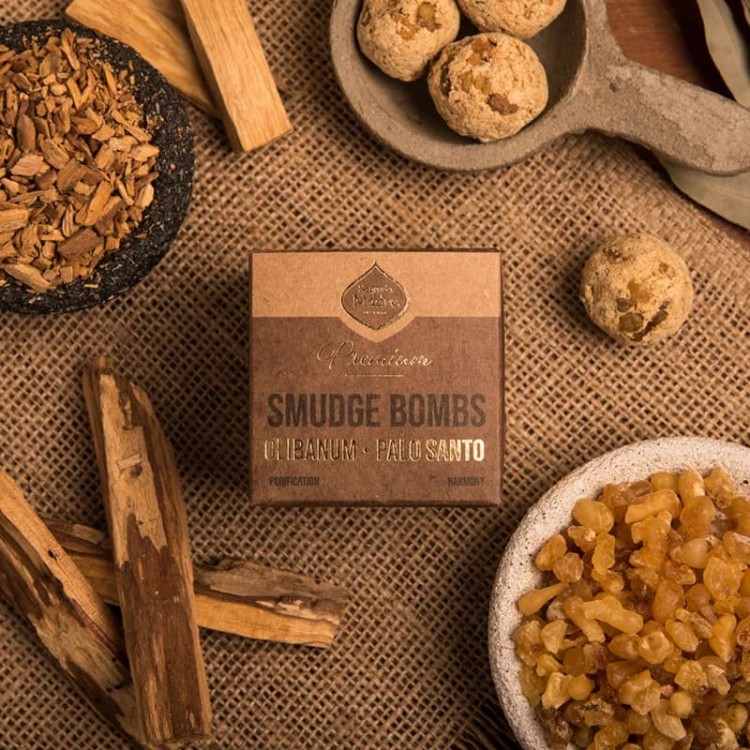 Sagrada Madre Premium Smudge Bombs – 8 sztuk naturalnych bomb z olibanum i Palo Santo. Ręcznie robione w Argentynie, 100% naturalne, Fair Trade. Oczyszczają, harmonizują i chronią przestrzeń w rytuałach i medytacjach.