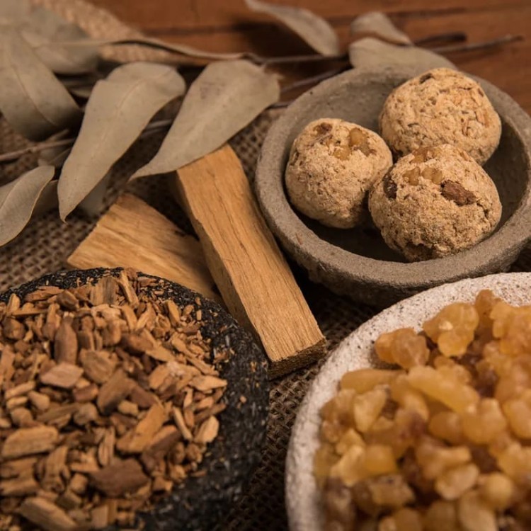 Sagrada Madre Premium Smudge Bombs – 8 sztuk naturalnych bomb z olibanum i Palo Santo. Ręcznie robione w Argentynie, 100% naturalne, Fair Trade. Oczyszczają, harmonizują i chronią przestrzeń w rytuałach i medytacjach.