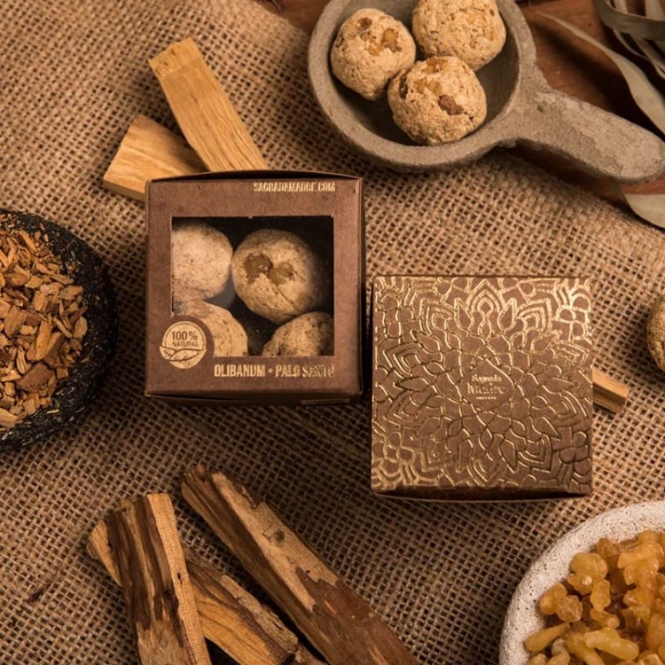 Sagrada Madre Premium Smudge Bombs – 8 sztuk naturalnych bomb z olibanum i Palo Santo. Ręcznie robione w Argentynie, 100% naturalne, Fair Trade. Oczyszczają, harmonizują i chronią przestrzeń w rytuałach i medytacjach.