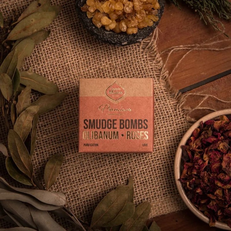 Sagrada Madre Premium Smudge Bombs – 8 sztuk oczyszczających bomb z olibanum i płatkami róż. Ręcznie robione w Argentynie, 100% naturalne, Fair Trade. Do medytacji, rytuałów i oczyszczania przestrzeni.