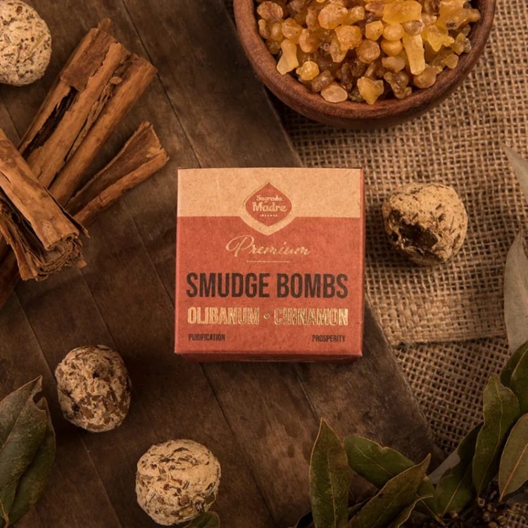 Sagrada Madre Premium Smudge Bombs – 8 sztuk oczyszczających bomb z olibanum i cynamonem. Ręcznie robione w Argentynie, 100% naturalne, Fair Trade. Do rytuałów, medytacji i oczyszczania przestrzeni.