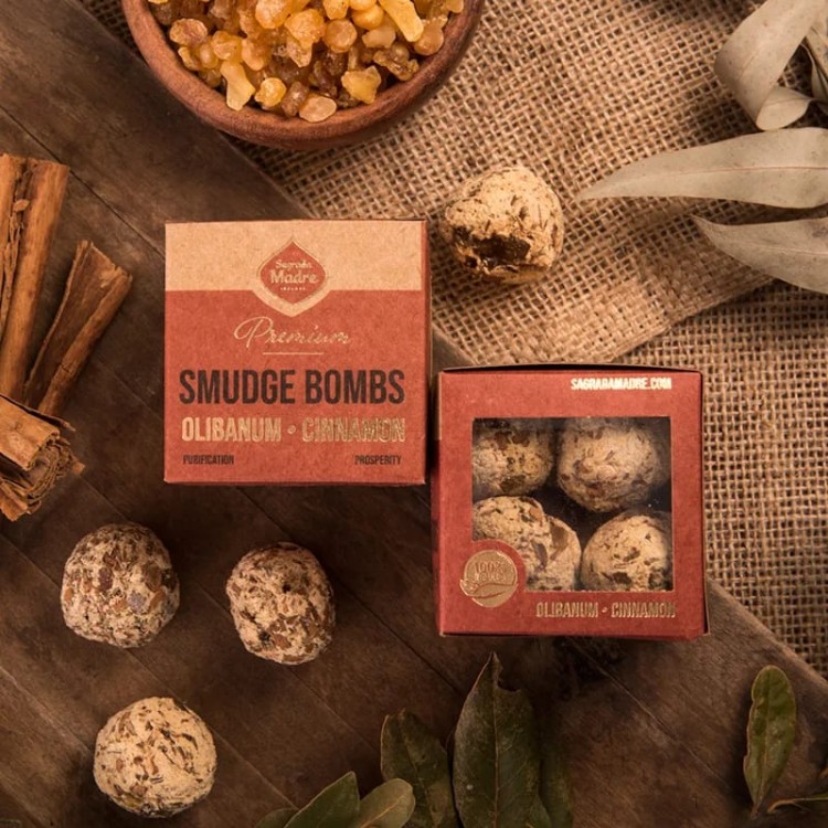 Sagrada Madre Premium Smudge Bombs – 8 sztuk oczyszczających bomb z olibanum i cynamonem. Ręcznie robione w Argentynie, 100% naturalne, Fair Trade. Do rytuałów, medytacji i oczyszczania przestrzeni.
