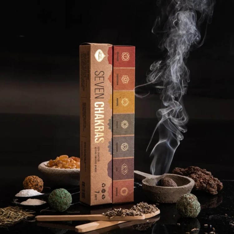 Sagrada Madre Premium Smudge Bombs – zestaw 7 naturalnych bomb oczyszczających, każda dedykowana jednej czakrze. Ręcznie robione w Argentynie, 100% naturalne, Fair Trade, zioła, żywice, olejki eteryczne. Do rytuałów, medytacji i harmonizacji energii.