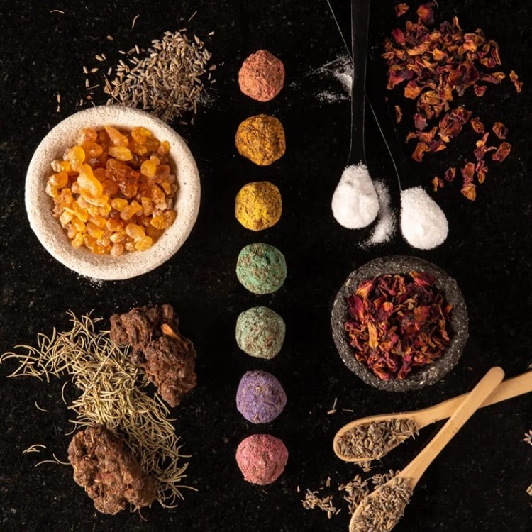 Sagrada Madre Premium Smudge Bombs – zestaw 7 naturalnych bomb oczyszczających, każda dedykowana jednej czakrze. Ręcznie robione w Argentynie, 100% naturalne, Fair Trade, zioła, żywice, olejki eteryczne. Do rytuałów, medytacji i harmonizacji energii.