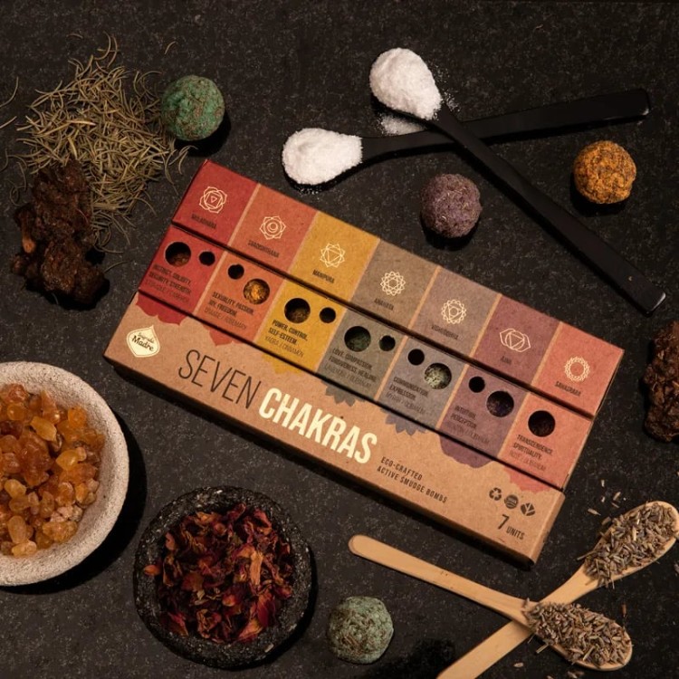 Sagrada Madre Premium Smudge Bombs – zestaw 7 naturalnych bomb oczyszczających, każda dedykowana jednej czakrze. Ręcznie robione w Argentynie, 100% naturalne, Fair Trade, zioła, żywice, olejki eteryczne. Do rytuałów, medytacji i harmonizacji energii.
