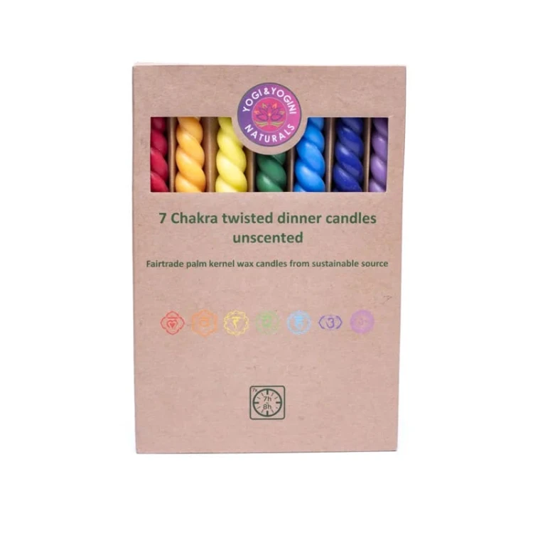 Zestaw 7 skręconych świeczek obiadowych Twisted Chakra z wosku palmowego RSPO. Każda w kolorze innej czakry. Ręcznie robione w Indonezji, Fair Trade, czas palenia 8 h, bezzapachowe, ekologiczne opakowanie z recyklingu.