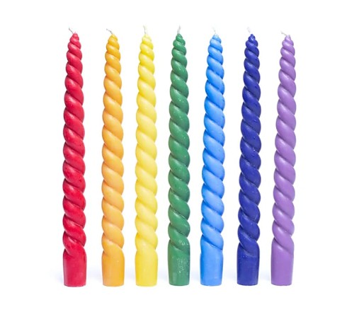 Zestaw 7 skręconych świeczek obiadowych Twisted Chakra z wosku palmowego RSPO. Każda w kolorze innej czakry. Ręcznie robione w Indonezji, Fair Trade, czas palenia 8 h, bezzapachowe, ekologiczne opakowanie z recyklingu.