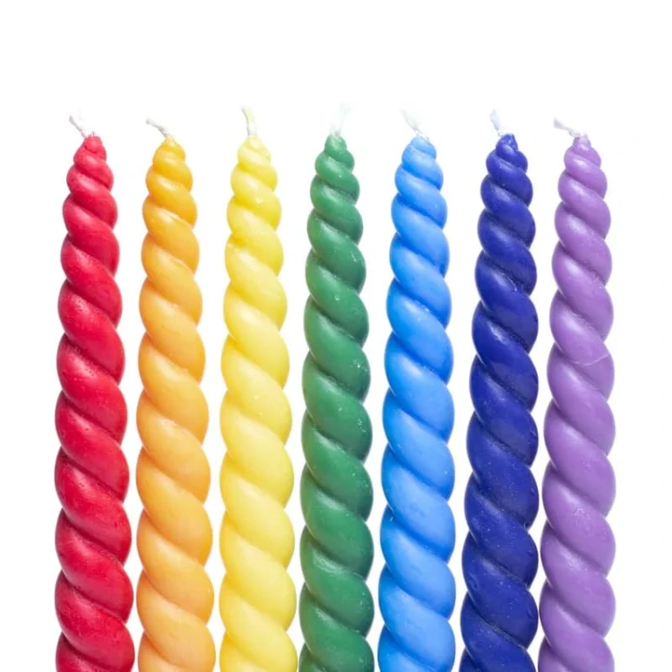 Zestaw 7 skręconych świeczek obiadowych Twisted Chakra z wosku palmowego RSPO. Każda w kolorze innej czakry. Ręcznie robione w Indonezji, Fair Trade, czas palenia 8 h, bezzapachowe, ekologiczne opakowanie z recyklingu.