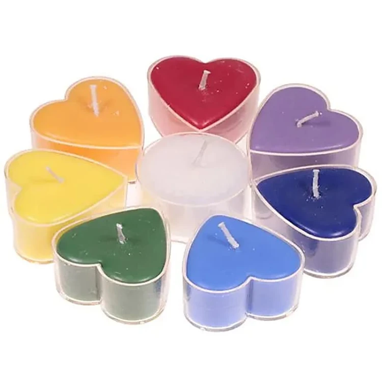Zestaw ośmiu świec tealight – siedem w kształcie serca inspirowanych czakrami i jedna okrągła z motywem Kwiatu Życia, ręcznie wykonane z wosku palmowego i kokosowego, zapachy naturalnych olejków eterycznych.