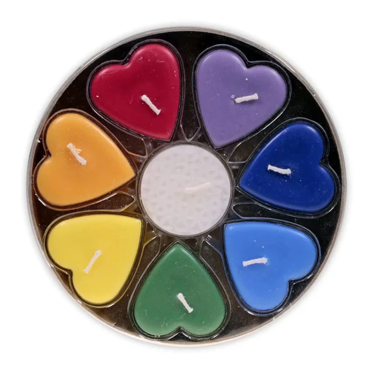Zestaw ośmiu świec tealight – siedem w kształcie serca inspirowanych czakrami i jedna okrągła z motywem Kwiatu Życia, ręcznie wykonane z wosku palmowego i kokosowego, zapachy naturalnych olejków eterycznych.