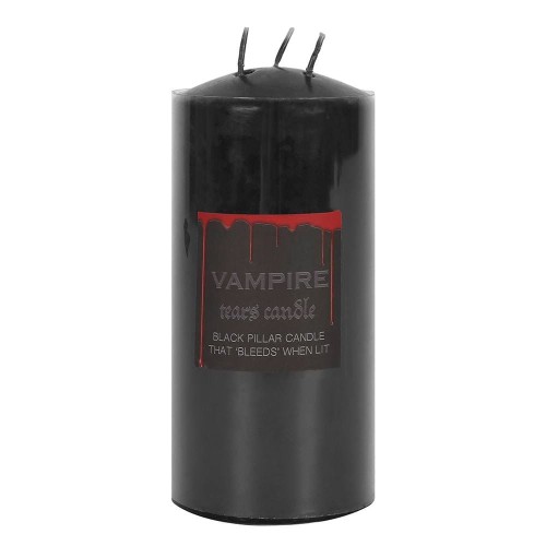 Świeca filarowa „Vampire Tears” z trzema knotami. Podczas palenia czerwony wosk spływa po bokach, tworząc efekt krwawych łez. Gotycki akcent do dekoracji, rytuałów i wyjątkowych okazji.