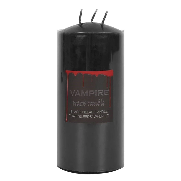 Świeca filarowa „Vampire Tears” z trzema knotami. Podczas palenia czerwony wosk spływa po bokach, tworząc efekt krwawych łez. Gotycki akcent do dekoracji, rytuałów i wyjątkowych okazji.