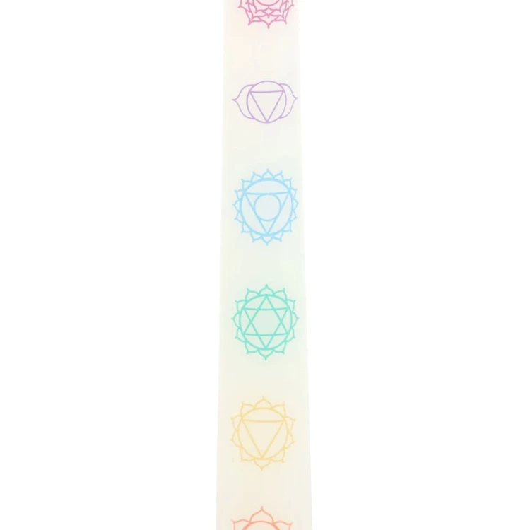 Zestaw trzech białych świec stożkowych „Seven Chakras” inspirowanych kolorami czakr, idealnych do medytacji, rytuałów i dekoracji wnętrz.