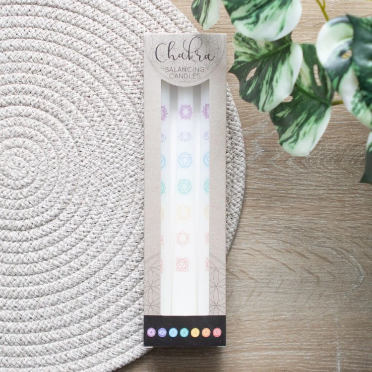 Zestaw trzech białych świec stożkowych „Seven Chakras” inspirowanych kolorami czakr, idealnych do medytacji, rytuałów i dekoracji wnętrz.