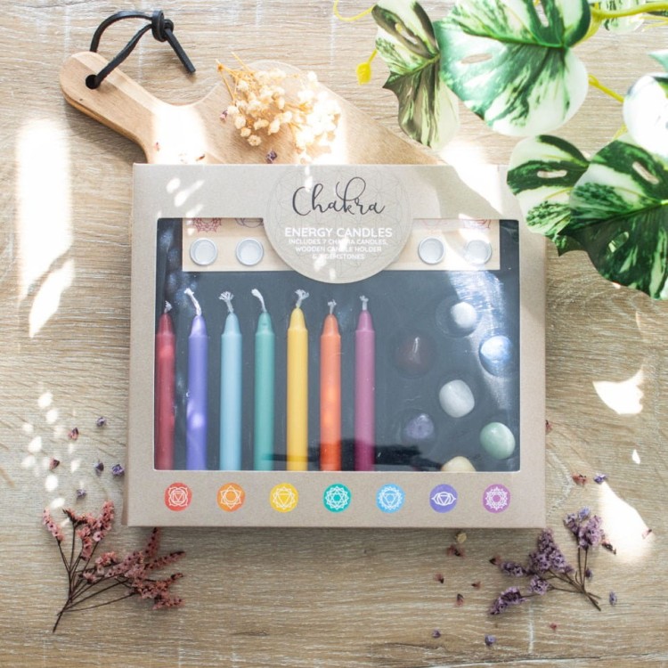 Zestaw „Seven Chakras” – siedem świec czakr, drewniany świecznik i siedem kamieni szlachetnych do pracy z energią i medytacji.