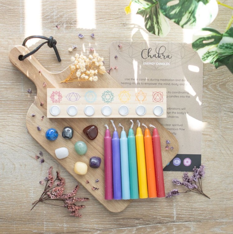Zestaw „Seven Chakras” – siedem świec czakr, drewniany świecznik i siedem kamieni szlachetnych do pracy z energią i medytacji.