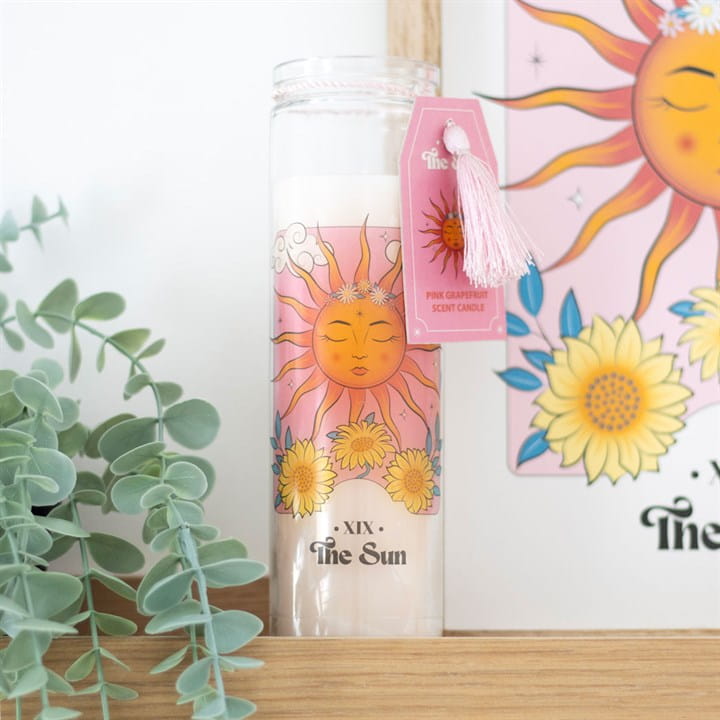 Świeca „The Sun Pink Grapefruit” – aromat różowego grejpfruta, Tarot Słońce. 70h palenia, wosk parafinowy. Energetyzujący zapach lata w eleganckiej tubie.