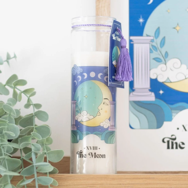 Świeca w tubie z motywem tarota „Księżyc”, zapach fiołków, kolekcja Celestial Dreams.