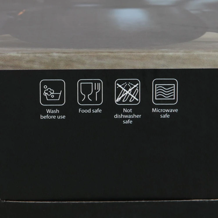 Czarny ceramiczny kubek z uchwytem w kształcie skrzydeł nietoperza, pojemność 300 ml, w gotyckim stylu.