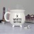 Biały ceramiczny kubek w kształcie kotła z napisem „White Witch”, w eleganckim pudełku, do mikrofalówki i zmywarki.