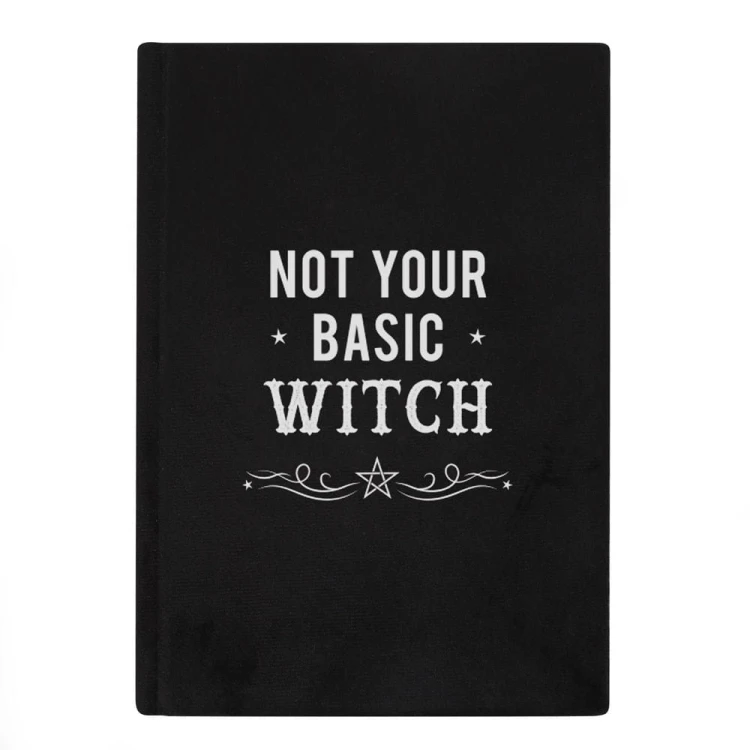 Notes A5 „Not Your Basic Witch” – czarna aksamitna okładka, złoty motyw zwoju i gwiazdy, 200 stron w linie.