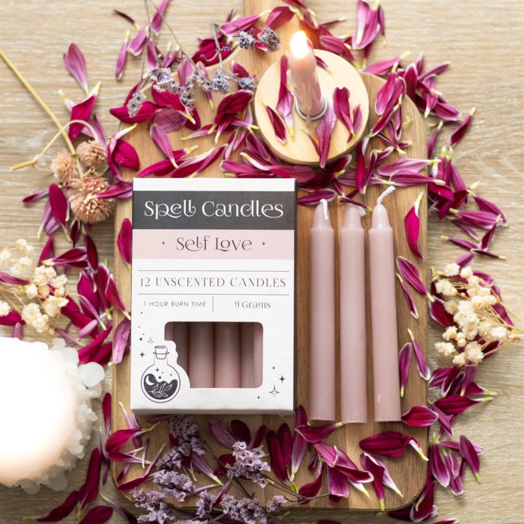 Świece rytualne „Self Love” – zestaw 12 szt. Wspierają afirmacje, medytację i miłość własną. Czas palenia ok. 1h. Równowaga i harmonia w rytuałach.