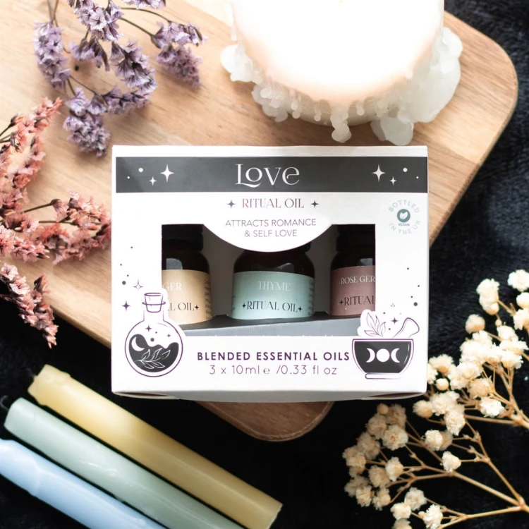 Zestaw olejków eterycznych Love Ritual – Ylang Ylang, Geranium, Gałka Muszkatołowa. Rytuały miłości, samoakceptacja i harmonia relacji.