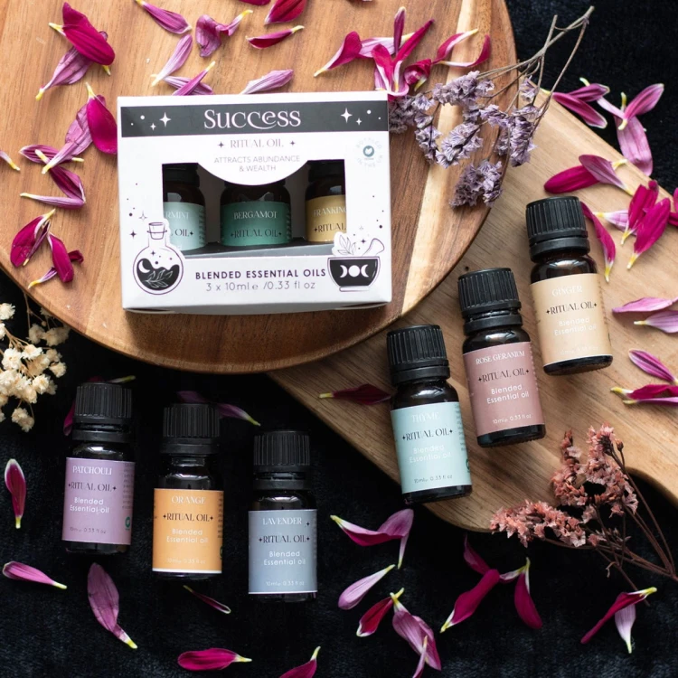 Zestaw olejków eterycznych Love Ritual – Ylang Ylang, Geranium, Gałka Muszkatołowa. Rytuały miłości, samoakceptacja i harmonia relacji.