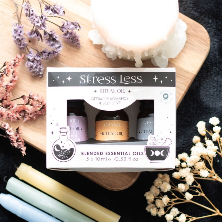 Zestaw olejków eterycznych Stress Less Ritual – lawenda, szałwia, rumianek. Aromaterapia na stres, relaks i harmonię. Idealny do medytacji i wyciszenia.
