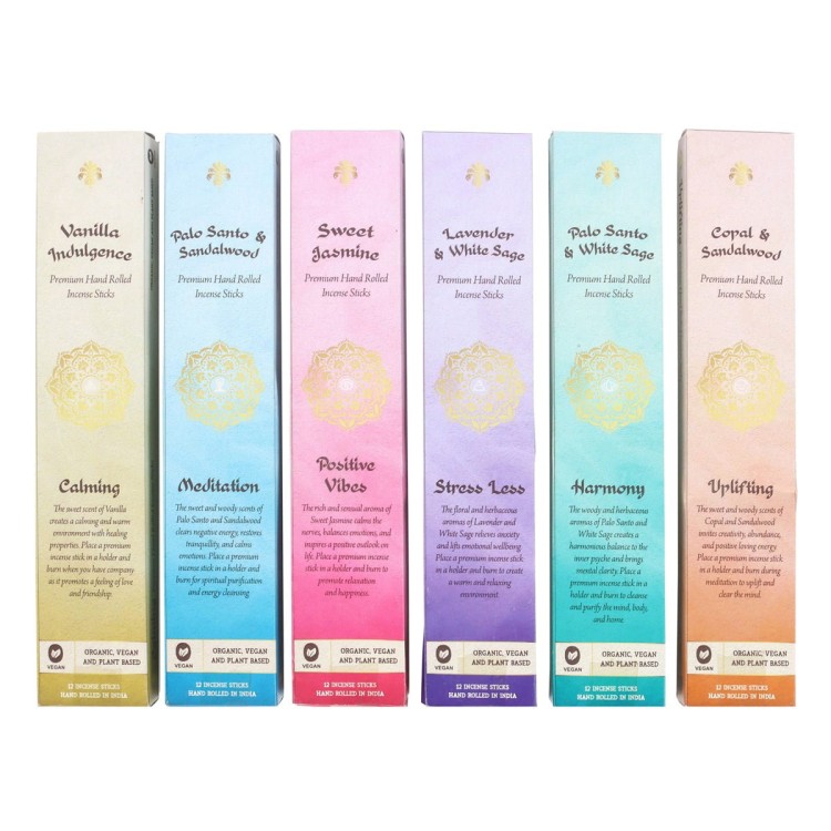 Zestaw kadzidełek premium masala – 6 zapachów: wanilia, palo santo, drzewo sandałowe, jaśmin, biała szałwia, lawenda, copal. Ręcznie zwijane w Indiach, wegańskie, idealne do medytacji, relaksu i rytuałów.