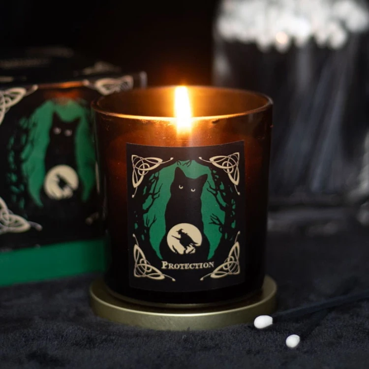 Świeca ochrony „Rise of the Witches” Lisy Parker w pudełku prezentowym. Idealna do medytacji i rytuałów. Zawiera inspirujące przesłanie o jedności z Ziemią i ochronie.